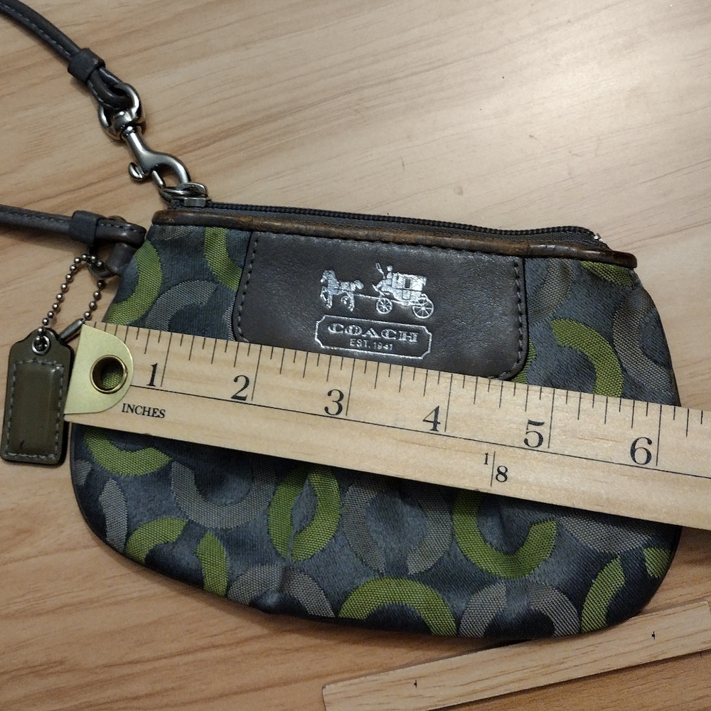 COACH MADISON GRAPHITE GREEN OP ARTSIGNATURE SATEEN WRISTLET - Picture 5 of 10